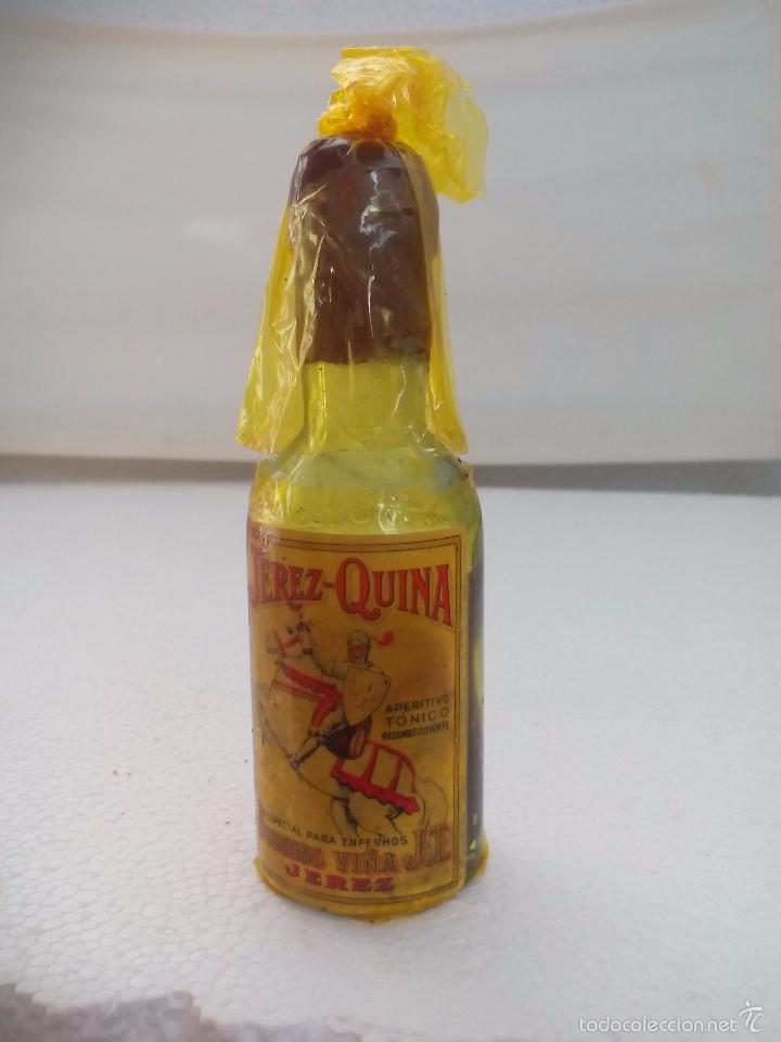 Coleccionismo de vinos y licores: Jerez Quina reconstituyente bodegas vi&ntilde;a J.T MINI BOTELLA BOTELLIN MINIATURA BOTELLITA. MINIBOTELLA.