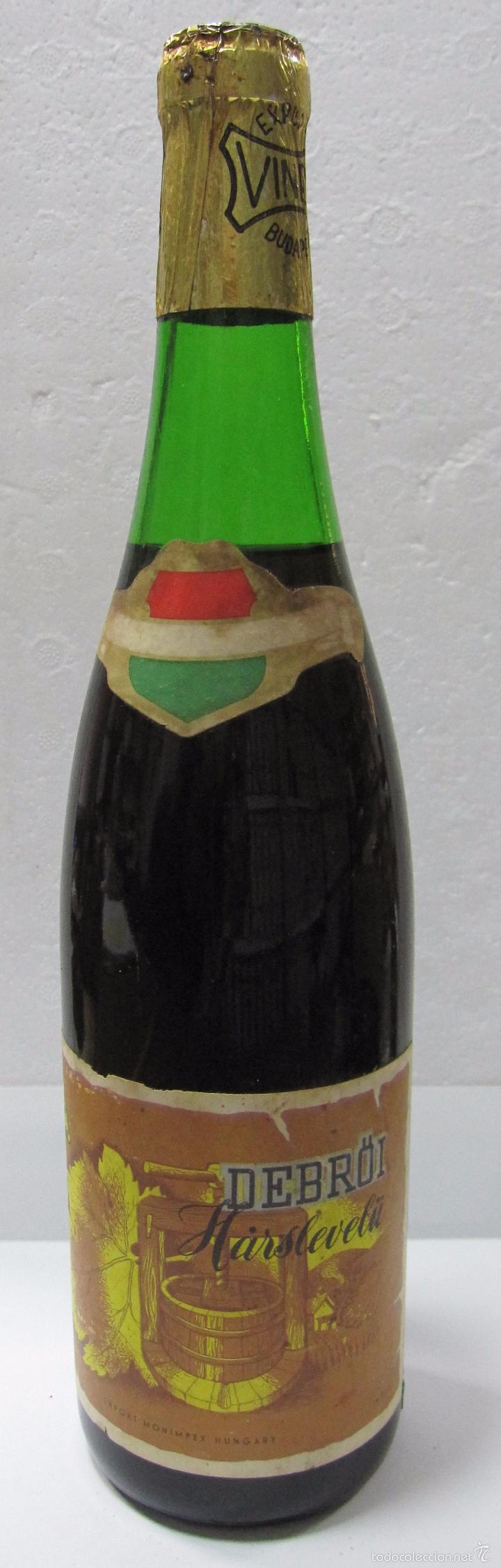 Collection of wines and liquors: BOTELLA DE VINO BEBROI HARSLEVEL&Uuml;. HUNGRIA. 30,3 CM DE ALTO.