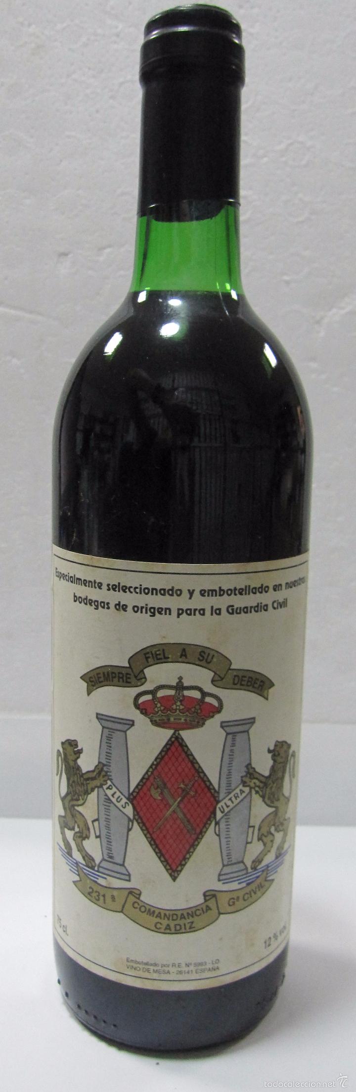 Collection of wines and liquors: BOTELLA DE VINO PARA LA 231&ordf; COMANDANCIA DE CADIZ. GUARDIA CIVIL. SIEMPRE FIEL A SU DEBER.