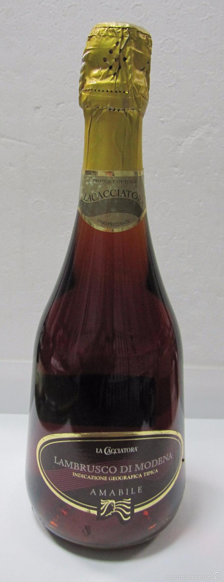 Collection of wines and liquors: BOTELLA DE VINO LAMBRUSCO DI MODENA. LA CACCIATORA. AMABILE. ITALIA.