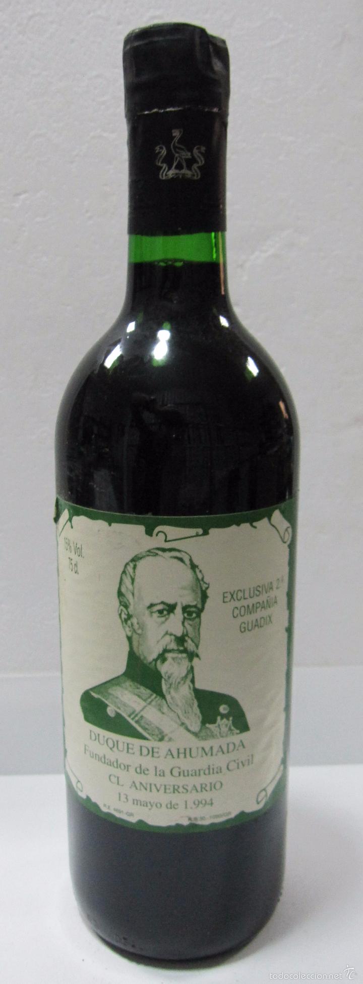 Sammlung von Weinen und Lik&ouml;ren: BOTELLA DE VINO DUQUE DE AHUMADA. FUNDADOR DE LA GUARDIA CIVIL. ANIVERSARIO.1994. 2&ordf; COMPA&Ntilde;IA GUADIX