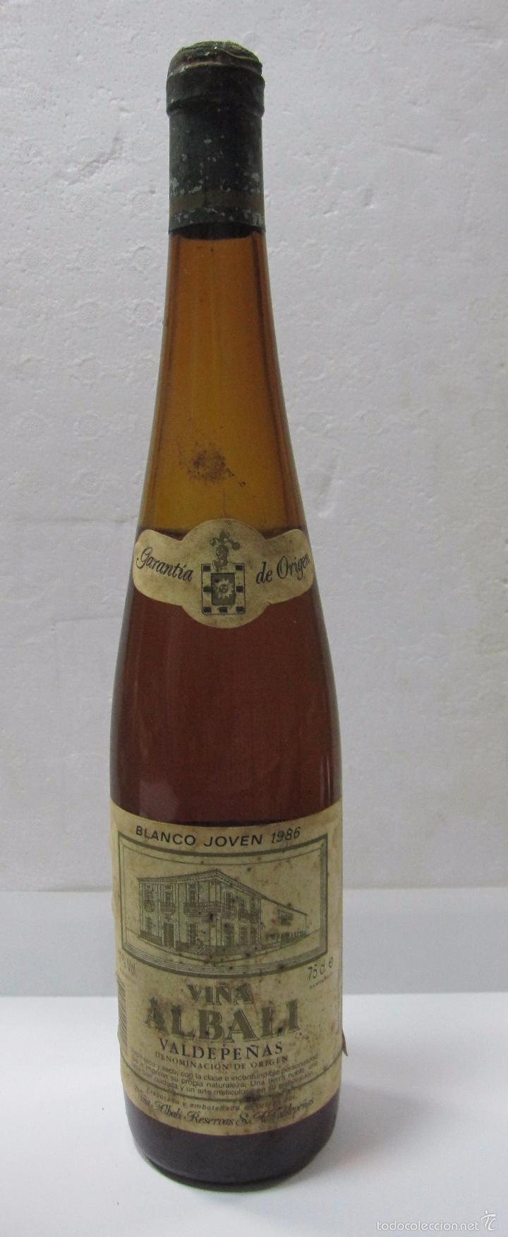 Sammlung von Weinen und Lik&ouml;ren: BOTELLA DE VINO BLANCO JOVEN. 1986. VI&Ntilde;A ALBALI. VALDEPE&Ntilde;AS. 3/4 LLENADO. 35CM ALTO