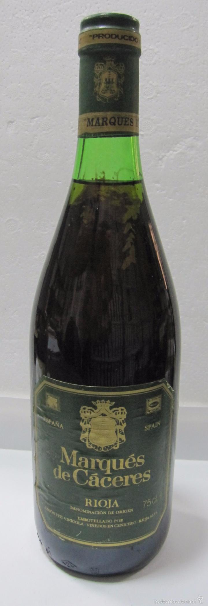 Sammlung von Weinen und Lik&ouml;ren: BOTELLA DE RIOJA MARQU&Eacute;S DE C&Aacute;CERES. COSECHA 1981. VI&Ntilde;EDOS EN CENICERO. RIOJA ALTA. 28,5 CM ALTO
