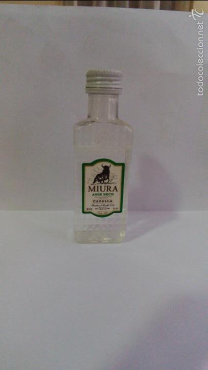 Coleccionismo de vinos y licores: BOTELLIN ANIS SECO MIURA. DESTILERIA DE CAZALLA S.A.