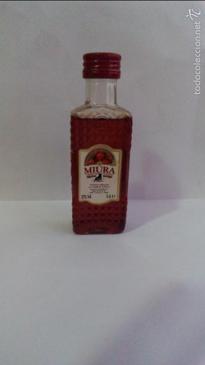 Coleccionismo de vinos y licores: BOTELLIN CREMA DE GUINDAS  MIURA. DESTILERIAS DE CAZALLA.