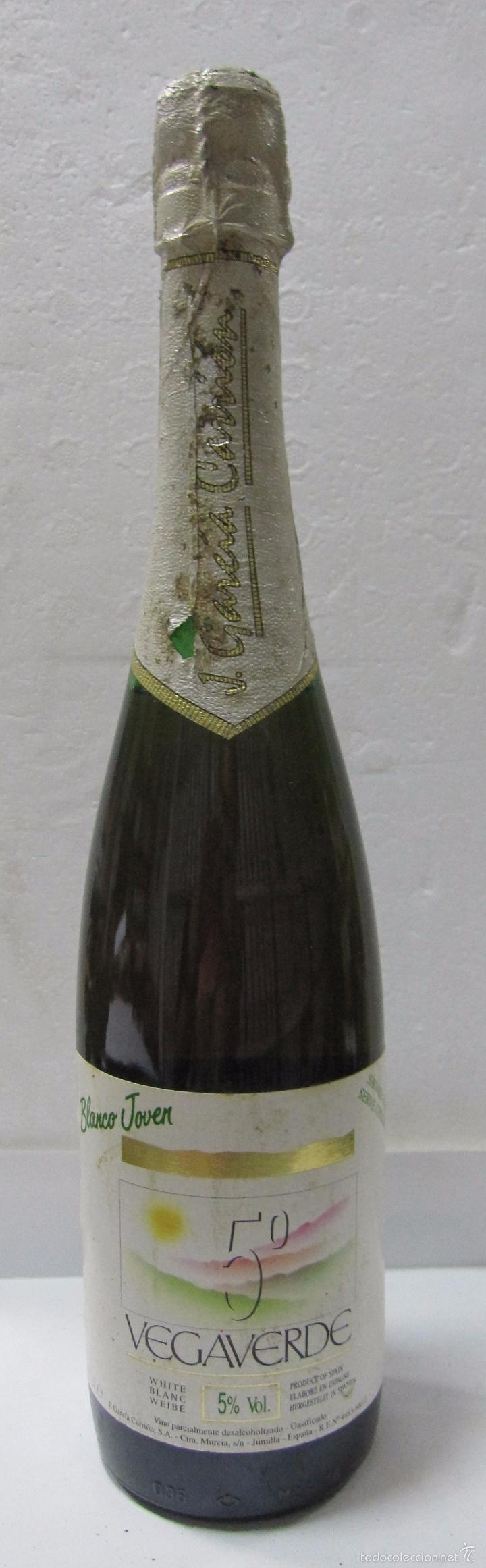 Sammlung von Weinen und Lik&ouml;ren: BOTELLA DE VINO BLANCO JOVEN. VEGAVERDE. 5&ordm;. J. GARC&Iacute;A CARRI&Oacute;N. JUMILLA. 34,5CM ALTO