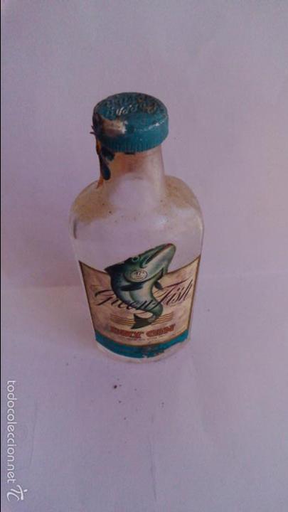 Coleccionismo de vinos y licores: BOTELLIN GINEBRA QUEENFISH. DIEGO ZAMORA CONESA Y CIA. CARTAGENA.