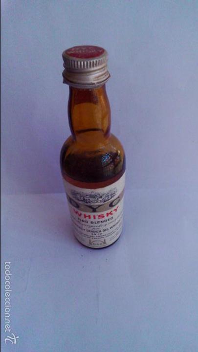 Colecionismo de vinhos e licores: BOTELLIN WHISKY DYC. DESTILERIAS Y CRIANZA DEL WHISKY, S.A. SEGOVIA-ESPA&Ntilde;A.