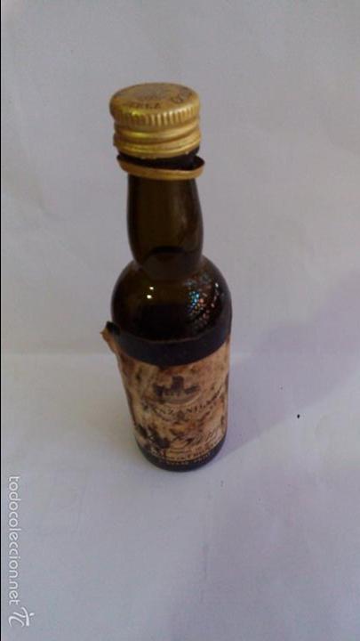 Coleccionismo de vinos y licores: BOTELLIN MANZANILLA. PEDRO DOMECQ. JEREZ DE LA FRONTERA.