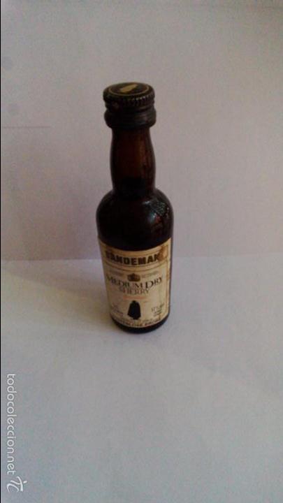 Coleccionismo de vinos y licores: BOTELLIN MEDIUM DRY SHERRY. SANDEMAN. JEREZ.