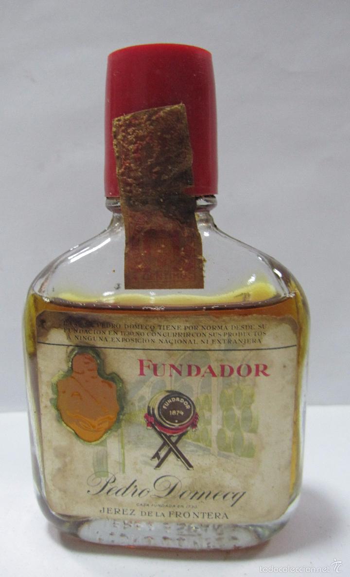 Coleccionismo de vinos y licores: PETACA DE BRANDY FUNDADOR PEDRO DOMECQ. JEREZ DE LA FRONTERA. 12,7 CM DE ALTO.