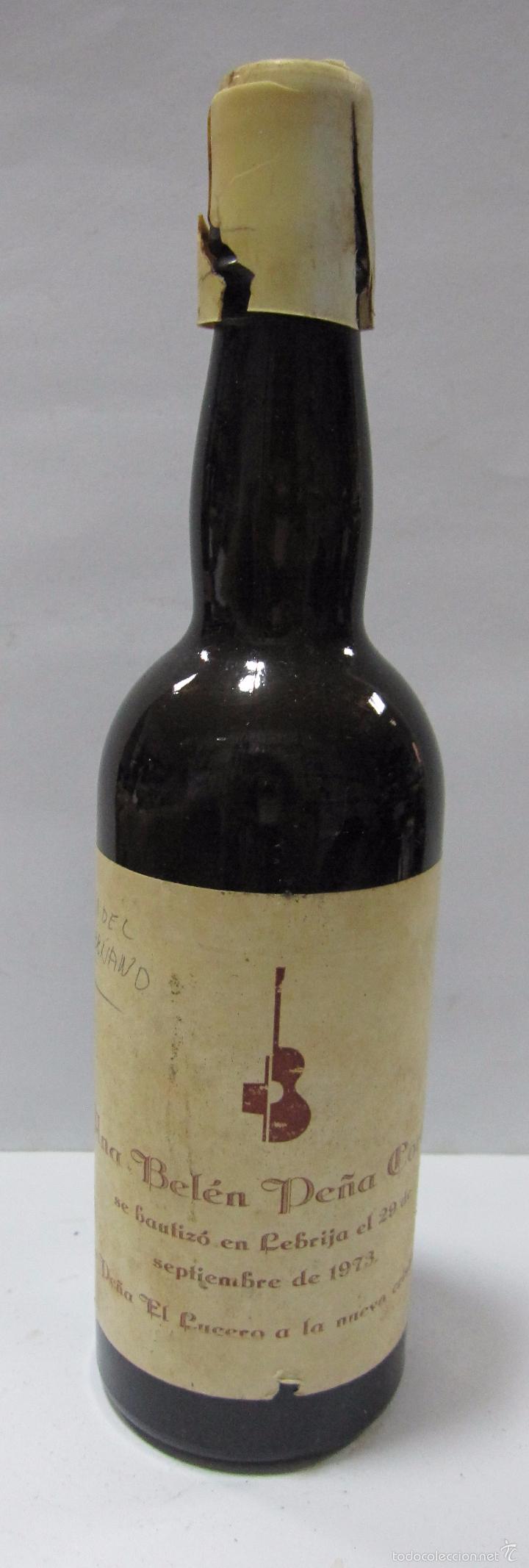 Coleccionismo de vinos y licores: BOTELLA DE VINO. ANA BEL&Eacute;N PE&Ntilde;A CORT&Eacute;S, BAUTIZO EN LEBRIJA. 1973. PE&Ntilde;A EL LUCERO. 19,5 CM DE ALTO