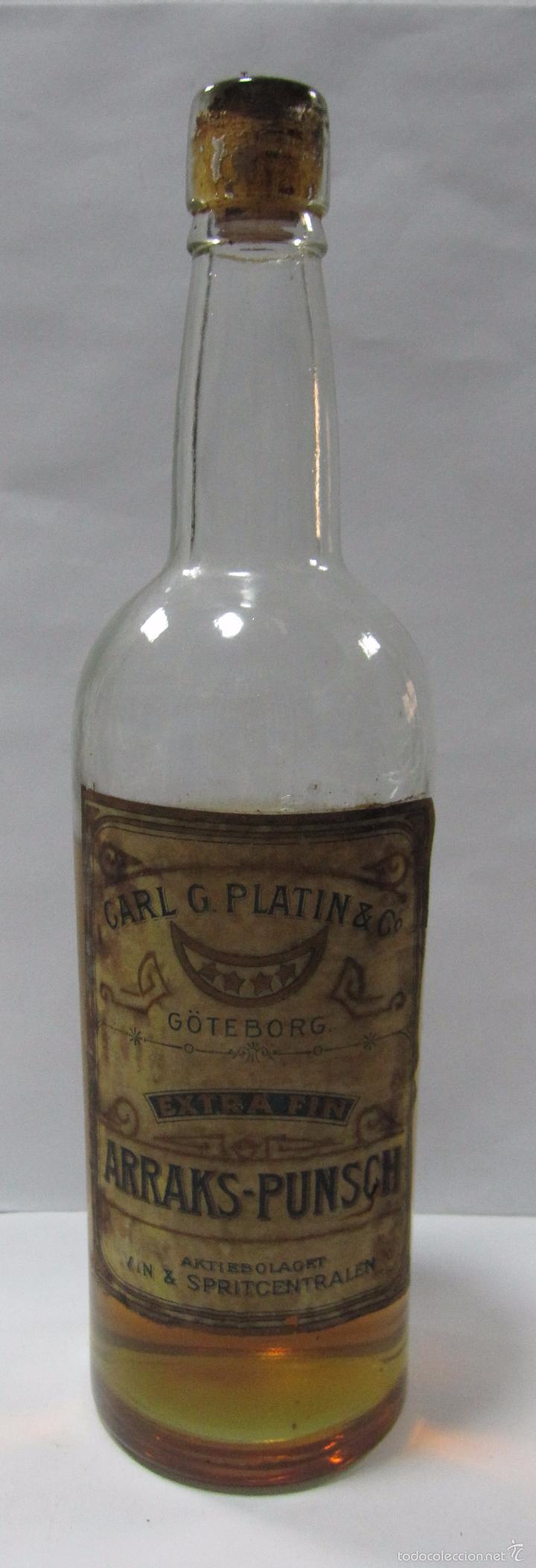 Sammlung von Weinen und Lik&ouml;ren: BOTELLA DE PONCHE. ARRAKS-PUNSCH. CARL G. PLATIN & C&ordm;. ESCANDINAVIA. 30CM DE ALTO.