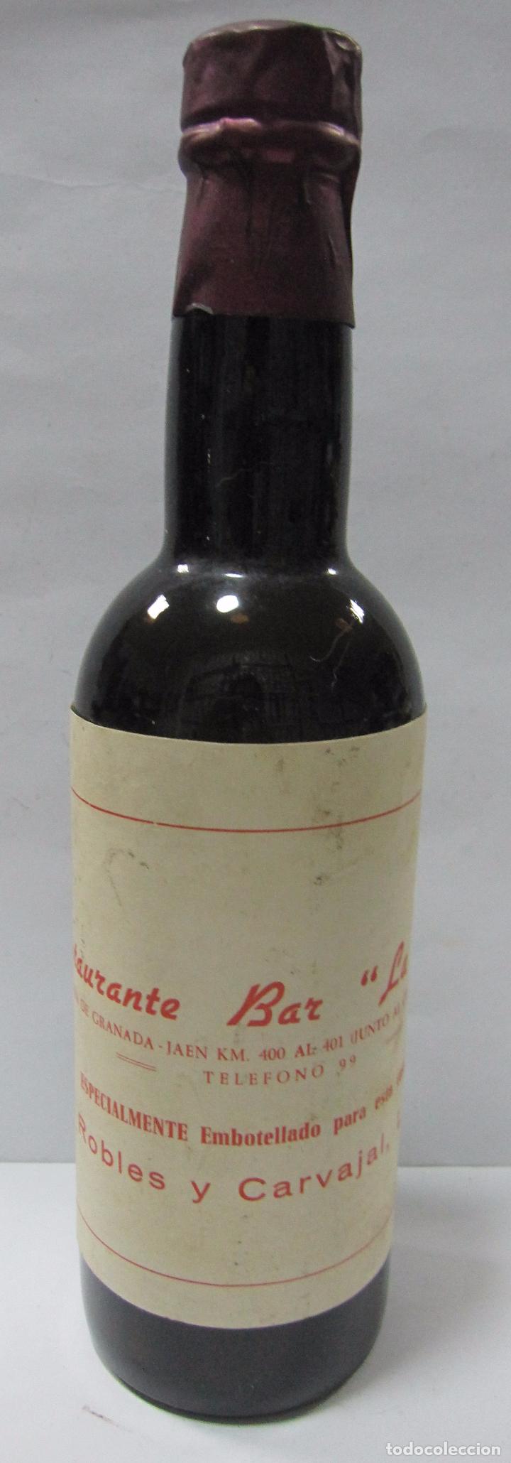 Coleccionismo de vinos y licores: BOTELLA DE MUESTRA DE RESTAURANTE BAR LA NAVA. EMBOTELLADO POR ROBLES Y CARVAJAL. GRANADA. VAC&Iacute;A