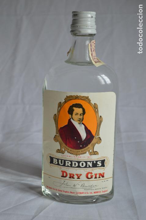 Coleccionismo de vinos y licores: Antigua botella de ginebra Burdon's dry gin. LLena y con precinto parcial. romanjuguetesymas.