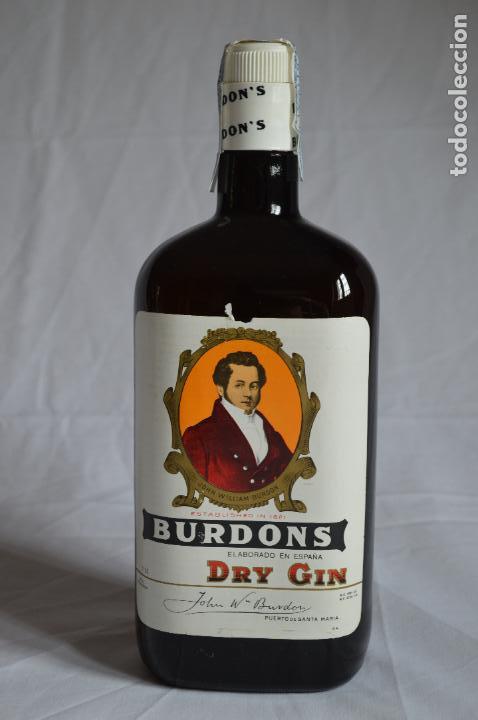 Coleccionismo de vinos y licores: Antigua botella de ginebra Burdon's dry gin. LLena y con precinto. romanjuguetesymas.