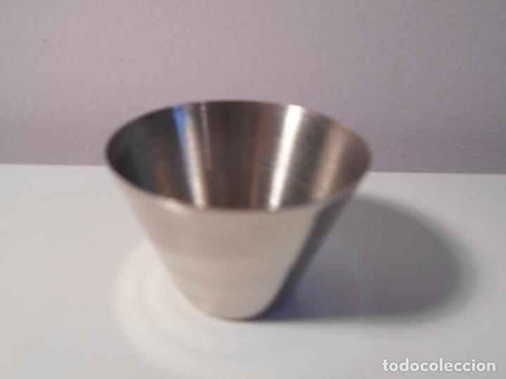 Coleccionismo de vinos y licores: Vaso de chupito de metal