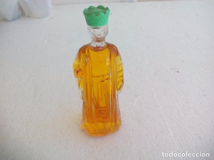 Coleccionismo de vinos y licores: Antigua botella o botellin de cristal, en minaitura, con figura de rey, reina, caballero minibotella
