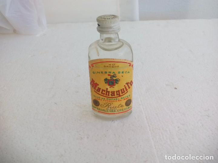 Coleccionismo de vinos y licores: Antigua botella o botellin de cristal en minaitura.Ginebra seca Machaquito Hijo de Rafael Reyes