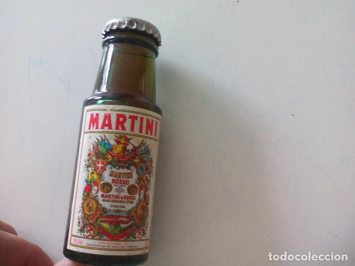 Coleccionismo de vinos y licores: Antigua botella o botellin de cristal en minaitura.Martini Rosso vermut