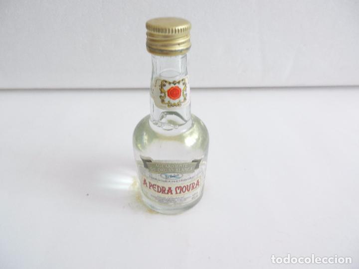 Sammlung von Weinen und Lik&ouml;ren: BOTELLIN AGUARDIENTE A PEDRA MOURA DE LAS RIAS BAJAS. PONTEVEDRA.
