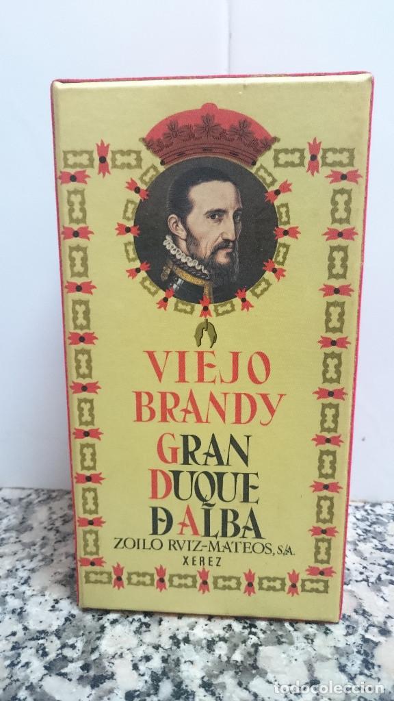 Coleccionismo de vinos y licores: ANTIGUA BOTELLA CON CAJA BRANDY VIELO GRAN DUQUE D ALBA EN LA BASEEN RELIEVE ZOILO RUILO RUIZ MATEUS