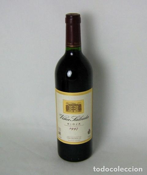 Coleccionismo de vinos y licores: V4 BOTELLA DE VINO TINTO, VI&Ntilde;A SALCEDA, 1997, BORDE DORADO, CORTIJO CON ARBOLES DENTRO DEL BLASON