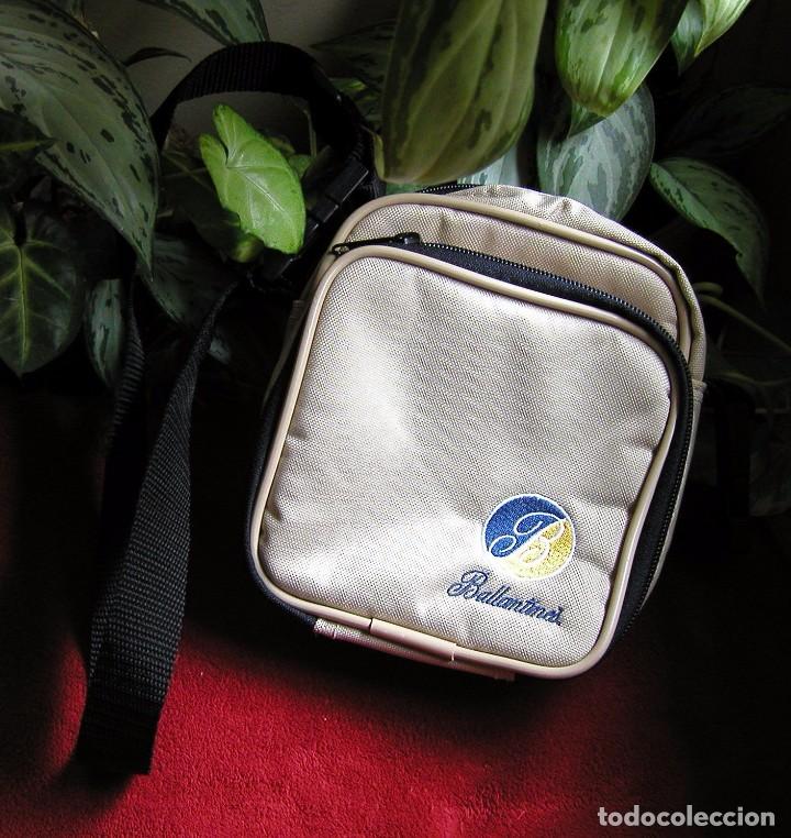 Coleccionismo de vinos y licores: BANDOLERA BOLSO DE PROPAGANDA WHISKY BALLANTINES D&Eacute;CADA DE LOS 80 CON LOGO BORDADO