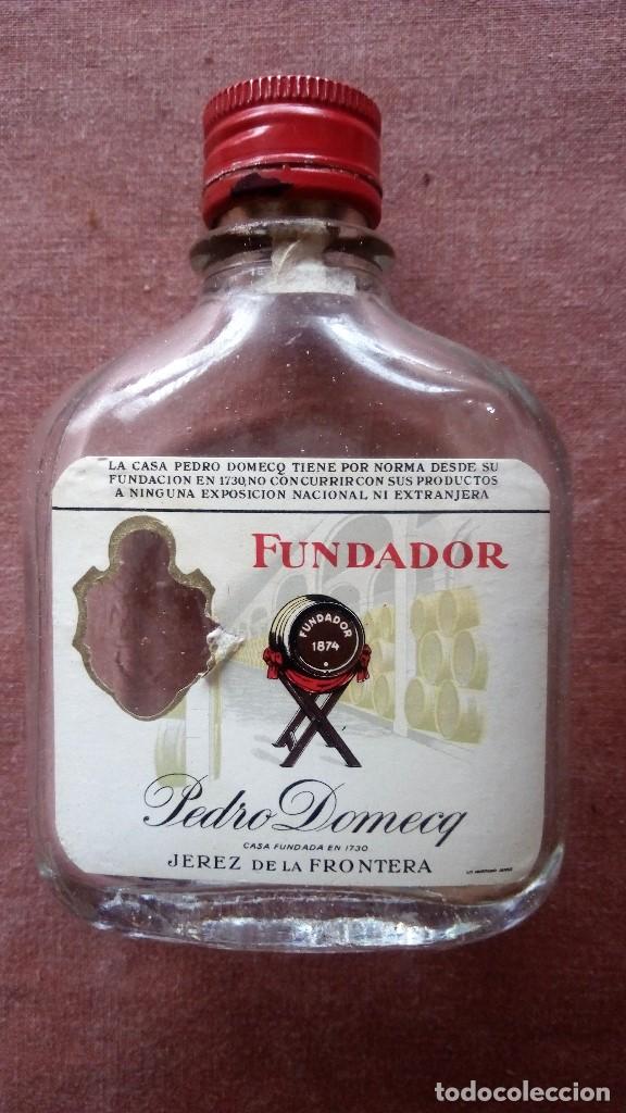 Collectionnisme de vins et liqueurs: ANTIGUA BOTELLA FUNDADOR DE PETACA, PEDRO DOMECQ - VACIA, CAJA DE CARTON