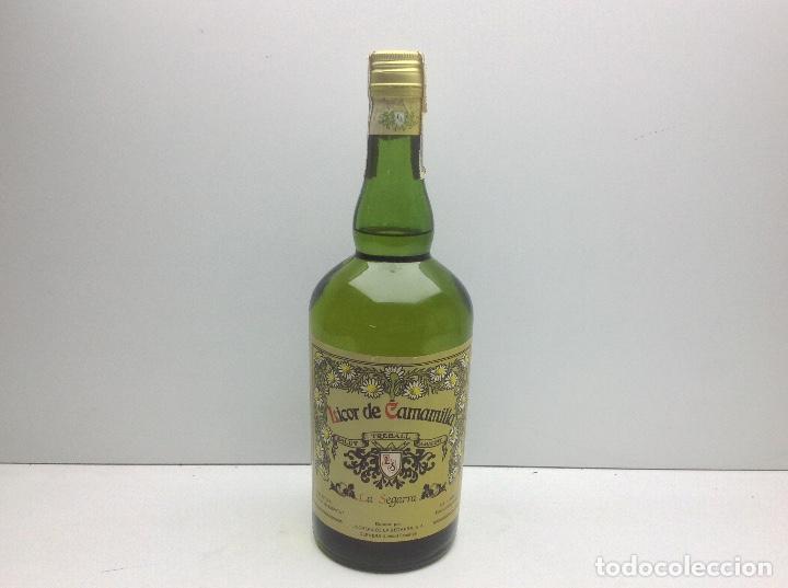 Coleccionismo de vinos y licores: RARA BOTELLA LICOR DE CAMAMILLA DESTILERIAS LA SEGARRA CERVERA LERIDA