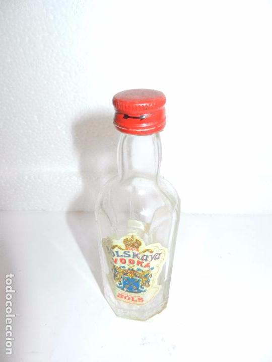 Collection of wines and liquors: BOTELLIN BOLSKAYA VODKA. ERVEN LUCAS BOLS. AMSTERDAM.