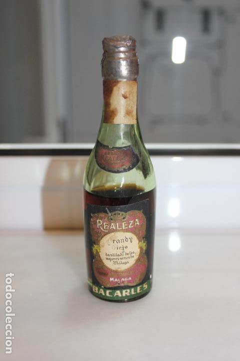 Coleccionismo de vinos y licores: BOTELLIN DE BRANDY VIEJO REALEZA. DESTILADO DE LOS MEJORES VINOS DE MALAGA. BOTELLITA. 12,5 CMS