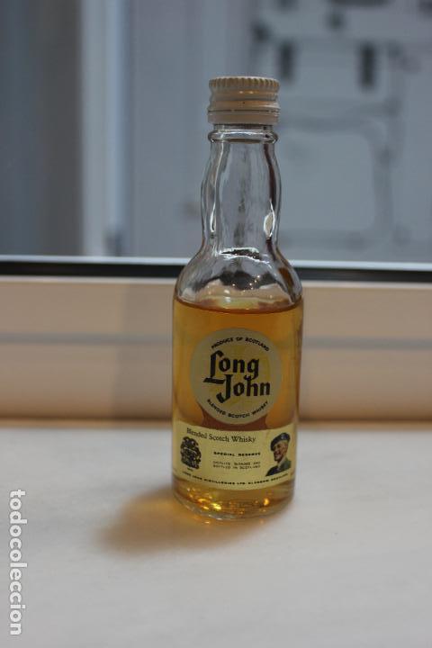 Coleccionismo de vinos y licores: BOTELLIN DE WHISKY LONG JOHN. BLENDED SCOTCH WHISKY. DESTILER&Iacute;AS LONG JOHN LTD .ESCOCIA. 12 CMS