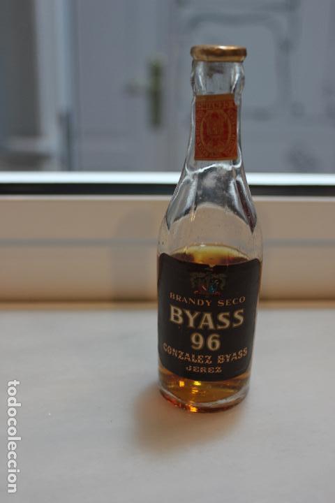 Coleccionismo de vinos y licores: BOTELLIN DE BRANDY SECO BYASS 96. GONZALEZ BYASS. JEREZ - ESPA&Ntilde;A. 12,5 CMS