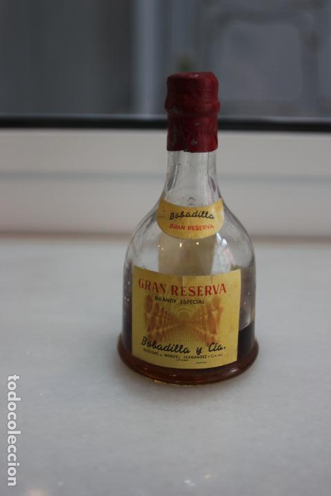 Coleccionismo de vinos y licores: BOTELLIN DE BRANDY GRAN RESERVA BOBADILLA. SOLERA ESPECIAL. BODEGAS DE MANUEL FERNANDEZ. JEREZ.