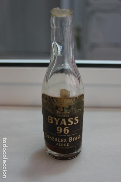 Coleccionismo de vinos y licores: BOTELLIN BRANDY BYASS 96, SOLERA ESPECIAL.GONZALEZ BYASS, JEREZ. 12 CMS