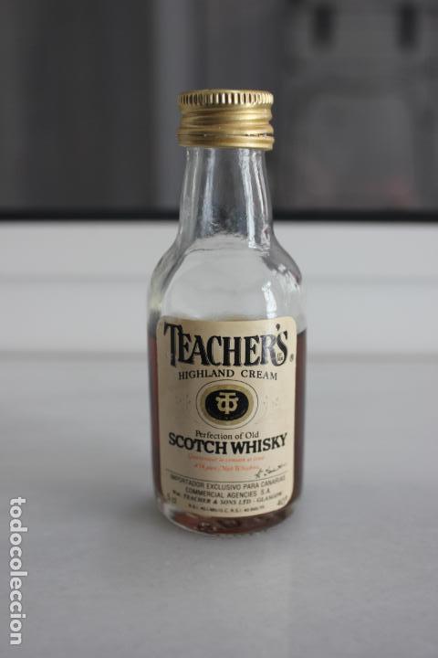 Coleccionismo de vinos y licores: BOTELLIN DE WHISKY ESCOCES TEACHER'S. DESTILERIAS TEACHER'S E HIJOS. GLASGOW, ESCOCIA. 10 CMS
