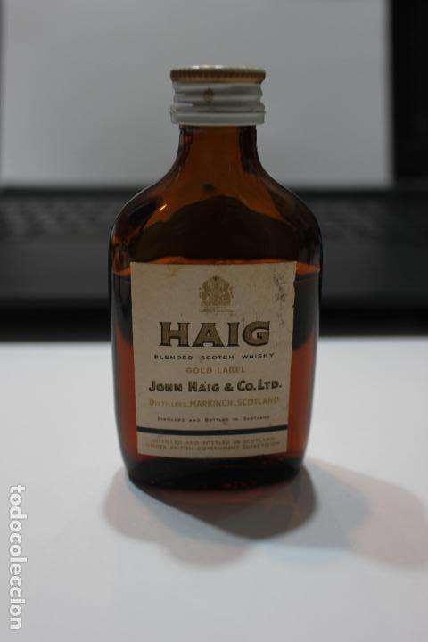 Coleccionismo de vinos y licores: BOTELLIN DE WHISKY ESCOCES HAIG. DESTILERIAS JOHN HAIG & CO. LTD. ESCOCIA. 10 CMS