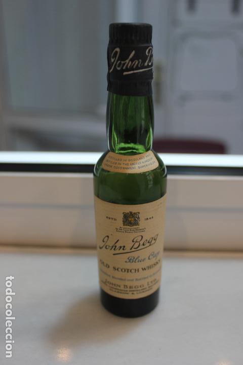 Coleccionismo de vinos y licores: BOTELLIN OLD SCOTCH WHISKY JOHN BEGG, BLUE CAP.. JOHN BEGG LTD, LONDON. 13,5 CMS