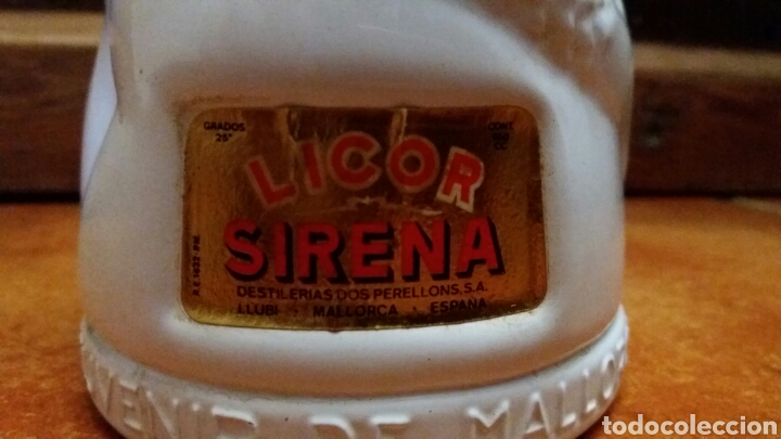 Coleccionismo de vinos y licores: Botella de licor la sirena destilerias dos perellons llubi mallorca baleares cristal pintado vacia