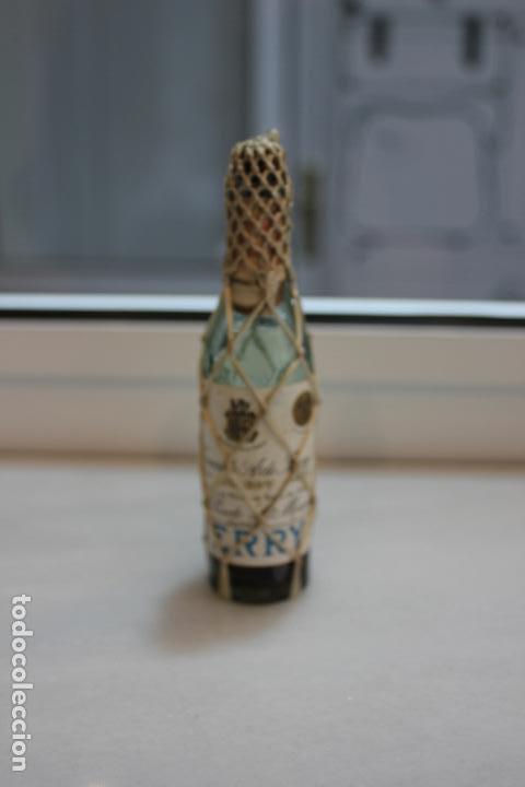 Coleccionismo de vinos y licores: BOTELLIN DE BRANDY TERRY. FERNANDO A. DE TERRY. PUERTO DE SANTA MARIA. 12 CMS.