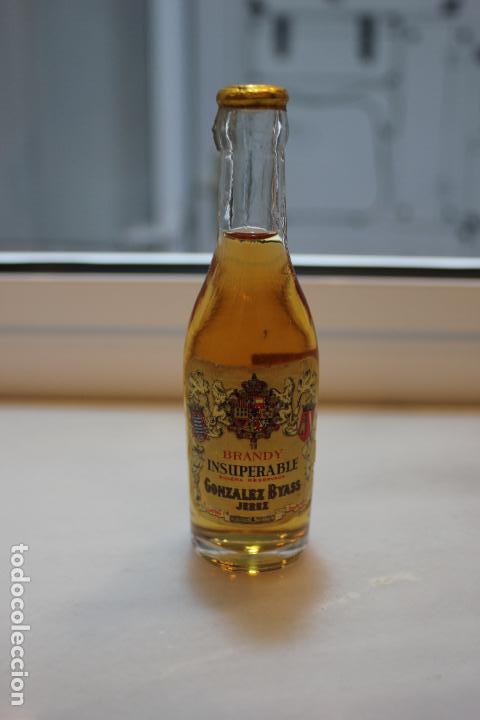 Coleccionismo de vinos y licores: BOTELLIN DE BRANDY INSUPERABLE SOLERA RESERVADA. GONZALEZ BYASS-JEREZ. 12 CMS