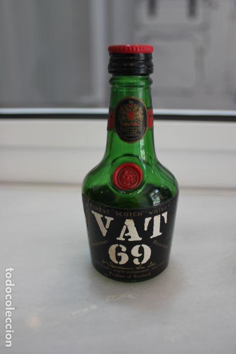 Coleccionismo de vinos y licores: BOTELL&Iacute;N DE FINEST SCOTCH WHISKY VAT 69. LEITH, ESCOCIA. DESTILER&Iacute;AS WILLIAM SANDERSON. 10 CMS