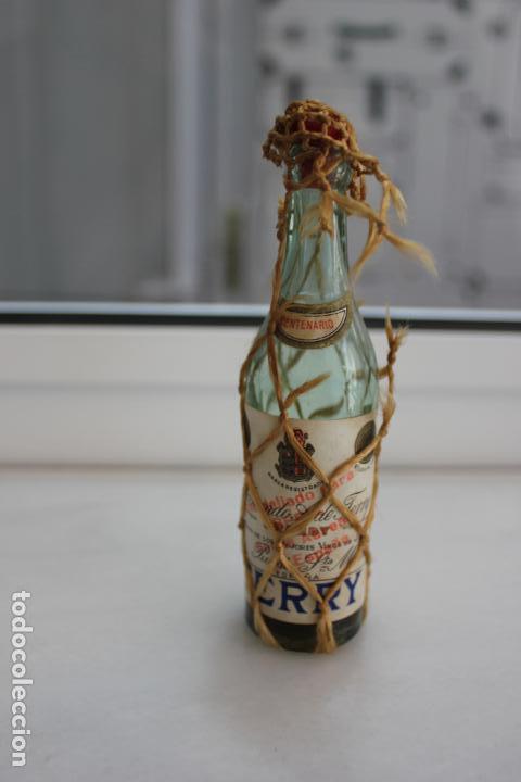 Coleccionismo de vinos y licores: BOTELLIN DE BRANDY CENTENARIO. FERNANDO A. DE TERRY. PUERTO DE SANTA MARIA. 12 CMS DE ALTO.