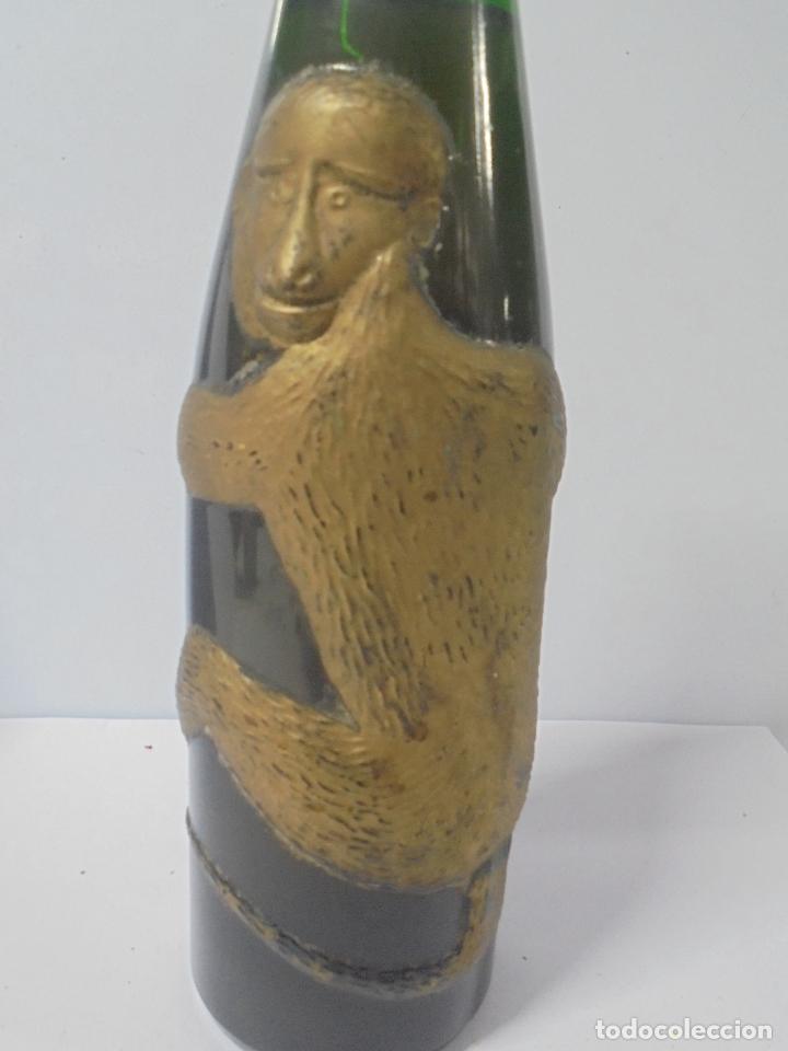 Sammlung von Weinen und Lik&ouml;ren: BOTELLA CON MONO DIBUJADO EN RELIEVE. 34,8 CM DE ALTO.