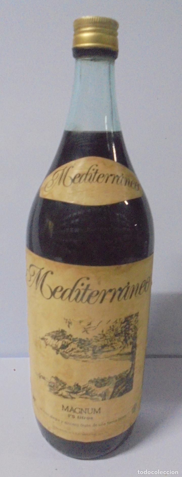 Sammlung von Weinen und Lik&ouml;ren: BOTELLA DE VINO. MEDITERRANEO. MAGNUM. 1,5 LITROS. 34 CM DE ALTO.