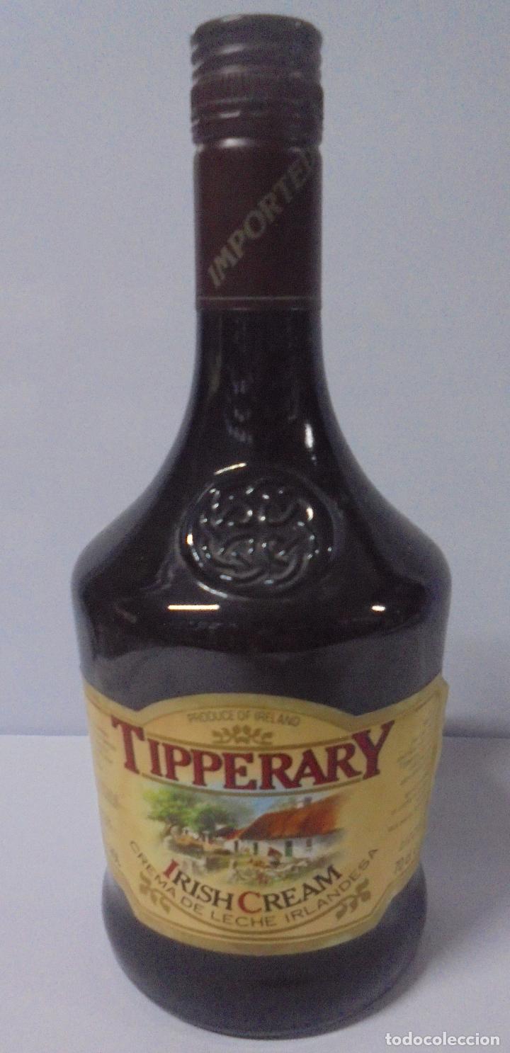 Sammlung von Weinen und Lik&ouml;ren: BOTELLA DE CREMA DE LECHE IRLANDESA. TIPPERARY. IRISH CREAM. 24 CM DE ALTO.