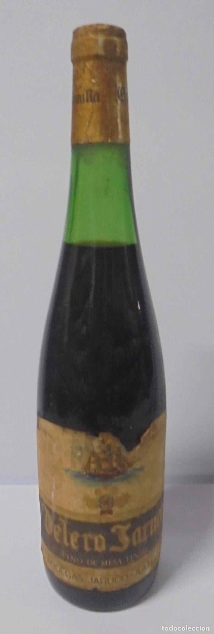 Sammlung von Weinen und Lik&ouml;ren: BOTELLA DE VINO DE MESA TINTO. VELERO JARUCO. BODEGAS JARUCO. JUMILLA. 33 CM DE ALTO