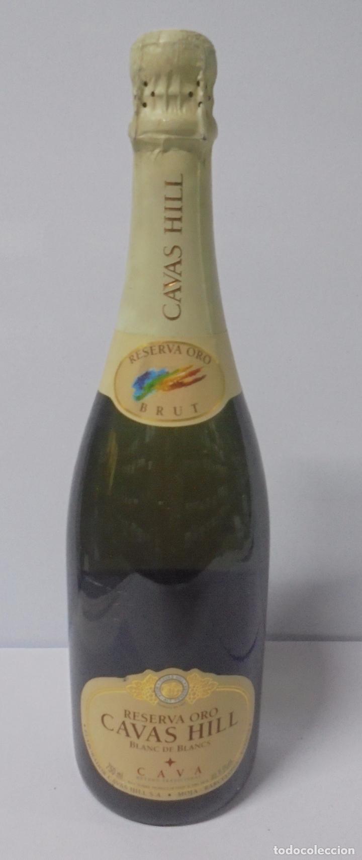 Sammlung von Weinen und Lik&ouml;ren: BOTELLA DE BRUT. CAVAS HILL. RESERVA ORO. MOJA. BARCELONA. 32 CM DE ALTO.