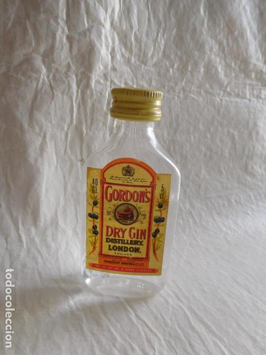 Coleccionismo de vinos y licores: BOTELLA MINIATURA GIN GINEBRA GORDONS. CON CONTENIDO. NUNCA ABIERTA.